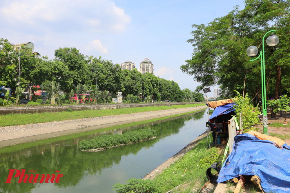 Bên cạnh đó, người dân xung quanh cũng cho biết, do Hà Nội thời gian qua liên tục có những trận mưa lớn khiến nước sông Tô Lịch cũng được 'pha loãng' và đổi màu trong vài đợt, mỗi đợt 1-2 ngày.