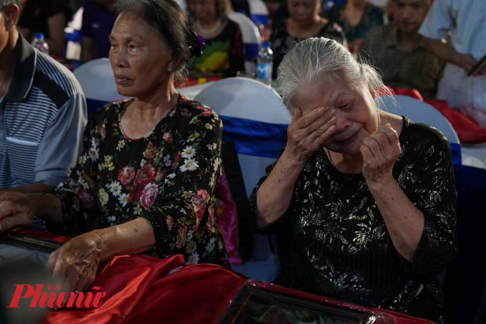 Bà Nguyễn Thị Oanh (em gái liệt sỹ Nguyễn Hồ Tân) nghẹn ngào: Anh tôi tham gia kháng chiến chống pháp ở mặt trận biên giới. Anh hi sinh năm 1951 hiện vẫn ở Chi Nê, Hoà Bình và chưa xác minh được mộ phần.