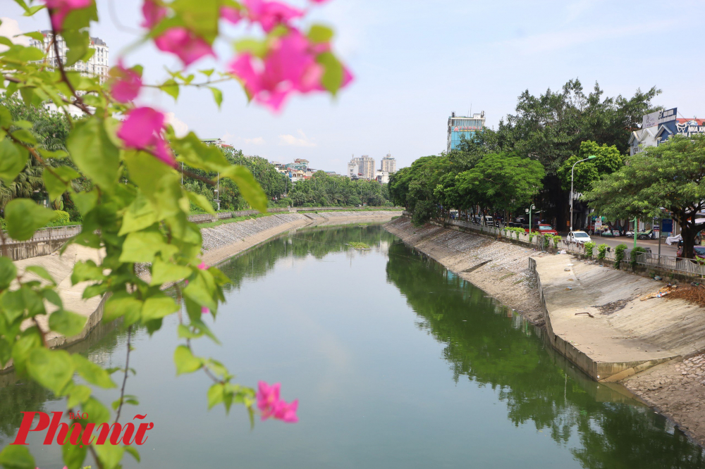 Không còn màu đen hàng ngày, cũng bớt đi mùi hôi thối, sông Tô Lịch mang vẻ đẹp nên thơ, trữ tình.