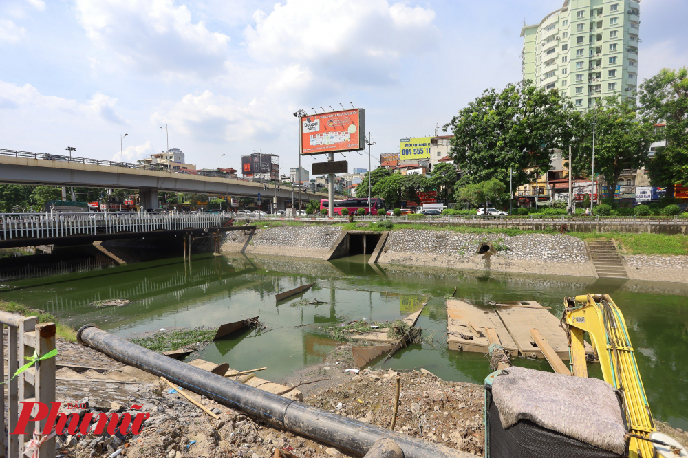 Theo Công ty Thoát nước Hà Nội lý giải, nước sông Tô Lịch chuyển màu xanh do có một lượng nước lớn từ Hồ Tây chảy vào.