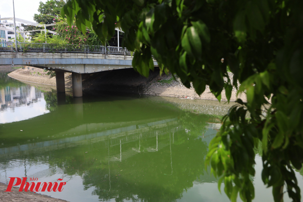 Ông Nguyễn Duy An (Nguyễn Khang, Cầu Giấy, Hà Nội) cho biết: 'Đây là lần thứ 2 nước sông Tô Lịch có màu xanh trong năm nay. Chúng tôi mong muốn dòng sông sẽ mang vẻ đẹp này thay vì một dòng sông chết, nước đen, bốc mùi và ô nhiễm như trước đây'.