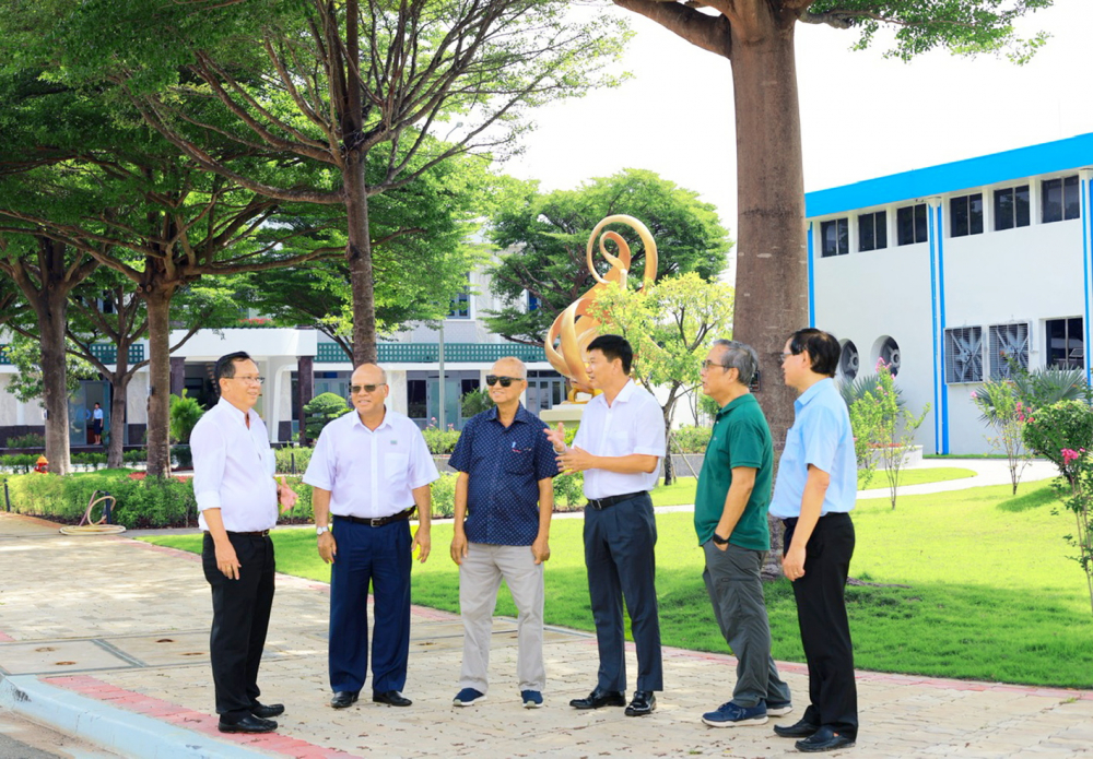 Lãnh đạo, nguyên lãnh đạo Tổng công ty Cấp nước Sài Gòn và Nhà máy nước Tân Hiệp tại khuôn viên nhà máy - ẢNH: ĐINH BÍCH