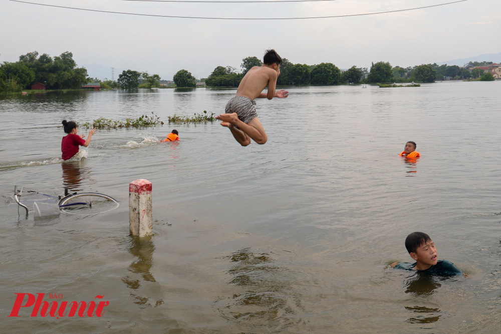 Nhiều năm nay, người dân xóm Bến Vôi đã tận dụng làn nước ngập này như một bãi biển để tắm giải nhiệt vì mùa nước lên cũng trùng với mùa nắng nóng.