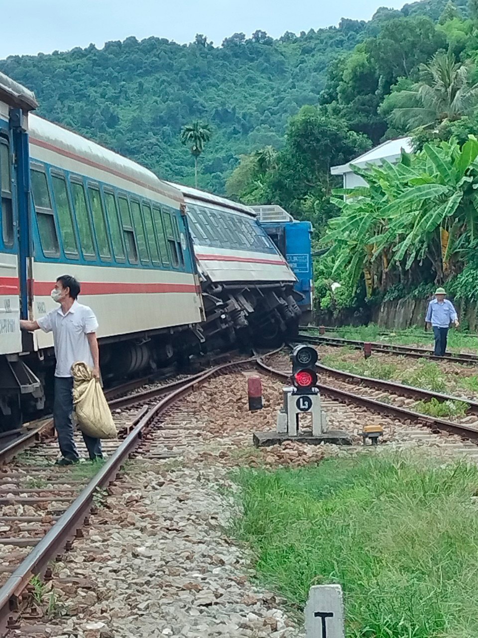 Tàu trật bánh khi vừa rời ga Lăng Cô