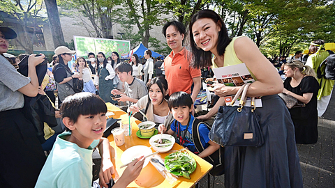 Du khách thích thú thưởng thức phở Việt Nam tại lễ hội “Vietnam Phở Festivel 2023” tại Nhật Bản năm 2023. Ảnh: Tuổi Trẻ