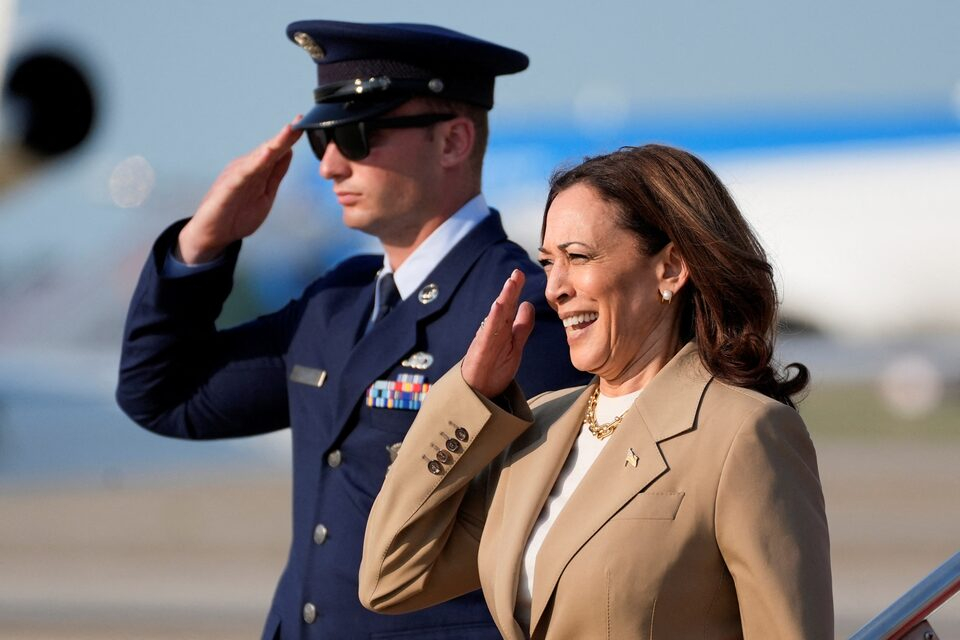 Bà Kamala Harris đến thăm Căn cứ chung Andrews, bang Maryland, ngày 27/7/2024 - Ảnh: Stephanie Scarbrough/Pool/REUTERS