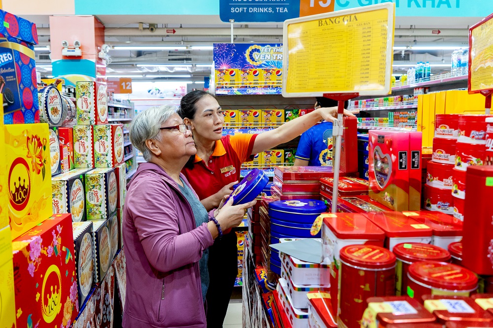 Khách mua hàng tại TTTM Satra Phạm Hùng - Ảnh: SATRA