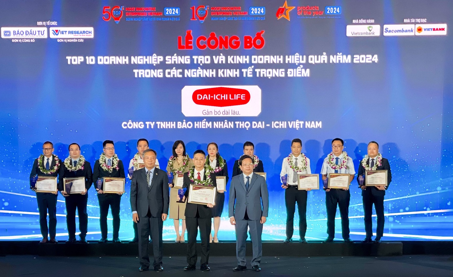 Ông Ngô Việt Phương - Phó tổng giám đốc Kinh doanh Dai-ichi Life Việt Nam nhận giải thưởng “Top 10 Doanh nghiệp sáng tạo và kinh doanh hiệu quả năm 2024 - Ngành Bảo hiểm” - Ảnh: Dai-ichi Life Việt Nam