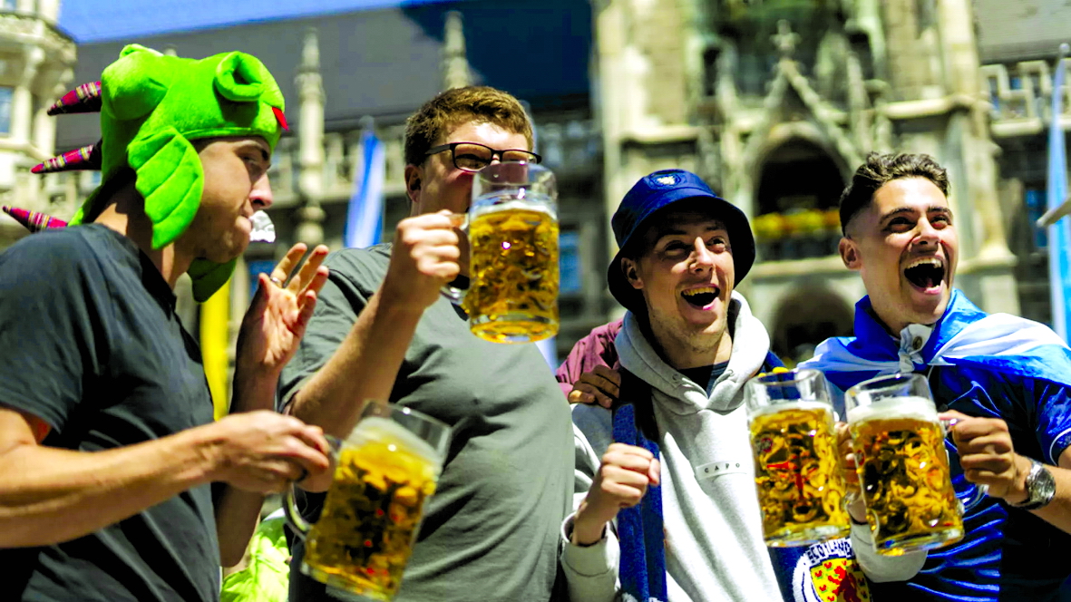 Người hâm mộ đội bóng đá Scotland uống bia tại quảng trường Marienplatz (Munich, Đức) vào ngày 13/6/2024 - ẢNH: ARIEL SCHALIT (AP)