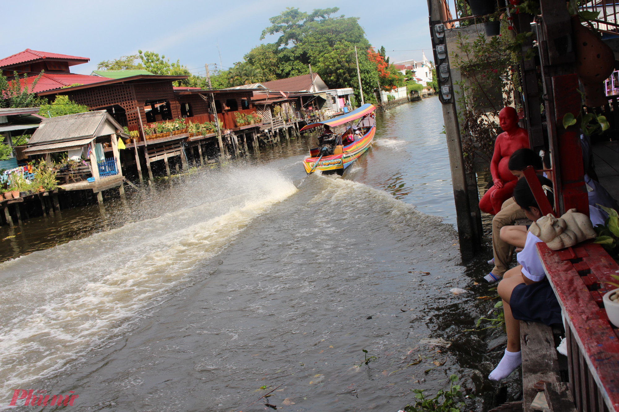 Khám phá Thủ Đô Bangkok đầy sôi động Đi du lịch Thái Lan tháng 7 có gì chơi? Chắc chắn bạn sẽ không thể bỏ qua nét đẹp sôi động và nhộn nhịp của Bangkok - thủ đô của xứ sở Chùa Vàng. Thủ đô của Thái Lan có sự kết hợp thú vị giữa sự nhộn nhịp của thành phố lớn với các điểm tham quan hiện đại và các điểm tham quan cổ xưa, mang đến cho du khách những trải nghiệm đặc biệt, đa dạng.  Bangkok Thái Lan Bangkok là điểm đến không thể bỏ qua khi đi du lịch Thái Lan tháng 7. @Vietjet Air  Nếu bạn có lịch trình du lịch dày đặc và muốn tham quan một số điểm tham quan chính của Bangkok sau đó di chuyển đến các thành phố khác thì khi đi du lịch Thái Lan tháng 7, bạn nên dành từ một đến hai ngày ở thủ đô này. Còn nếu bạn có dư dả thời gian hơn, hãy ở lại Bangkok từ ba đến bốn ngày để trải nghiệm vẻ đẹp nơi đây bạn nhé!