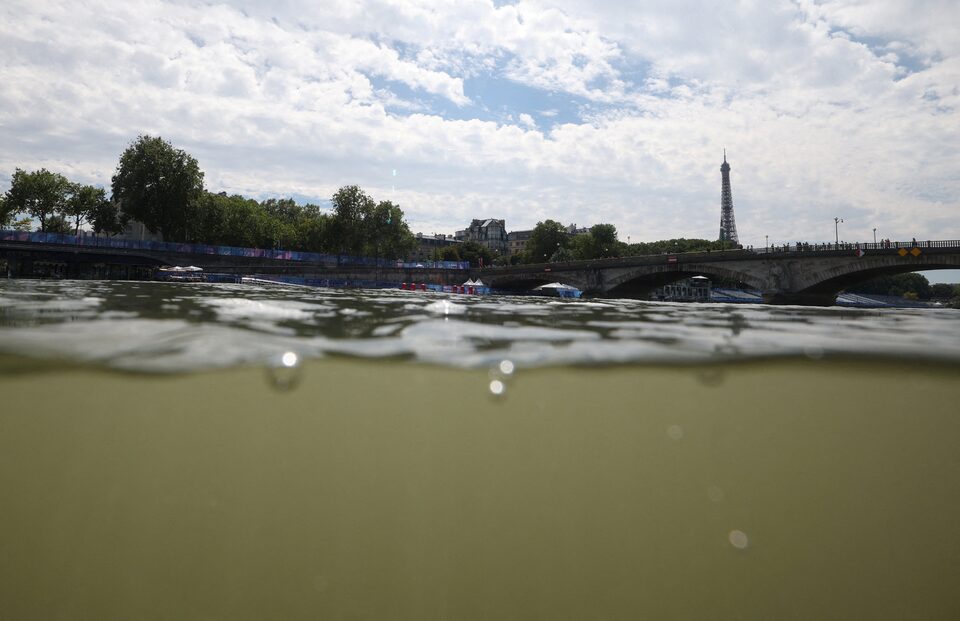 Toàn cảnh Tháp Eiffel và Sông Seine chụp từ điểm xuất phát của Giải 3 môn phối hợp trong khuôn khổ Olympic Paris 2024 - Ảnh: REUTERS/Kai Pfaffenbach