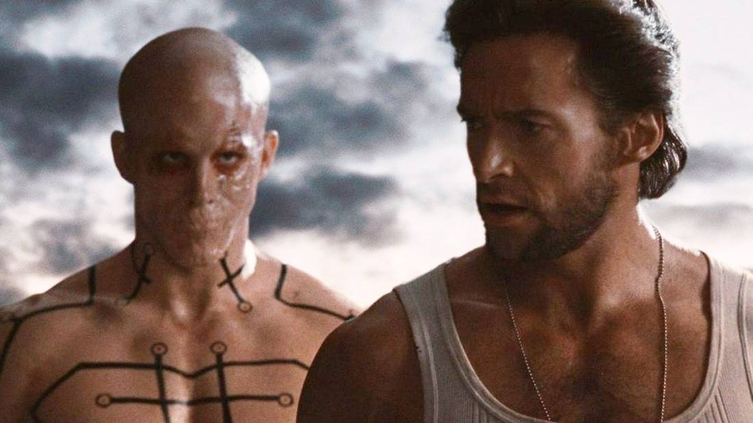 Ryan Reynolds từng hóa thân thành Deadpool (trái) trong phim X Men Origins: Wolverine (2009) 