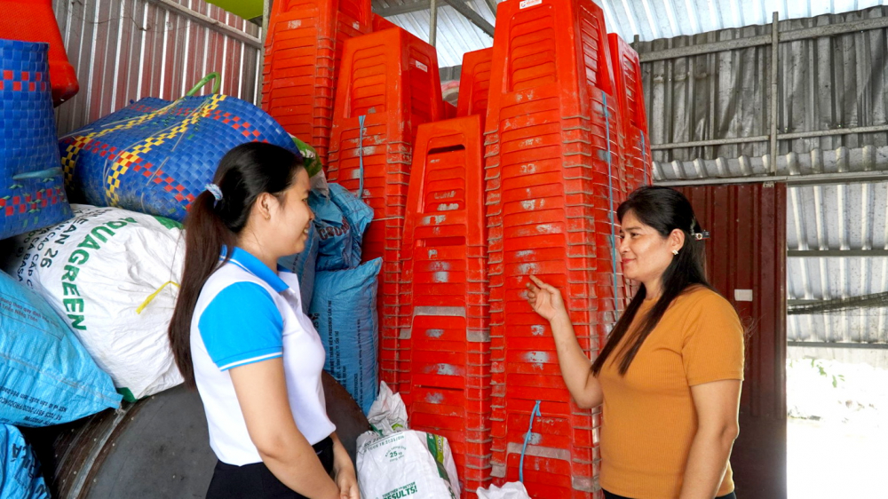 Bà Thị Đào chia sẻ với cán bộ Hội Phụ nữ về công việc cho thuê rạp và bàn ghế để kiếm thêm thu nhập