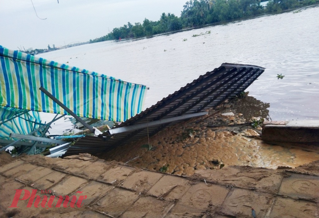 Trước đó, ngày 7/6, trên tuyến sông Măng (thuộc địa phận xã Tân An Luông, huyện Vũng Liêm và xã Tân Long Hội, huyện Mang Thít, tỉnh Vĩnh Long) cũng xảy ra tình trạng sạt lở - Ảnh: B.D.