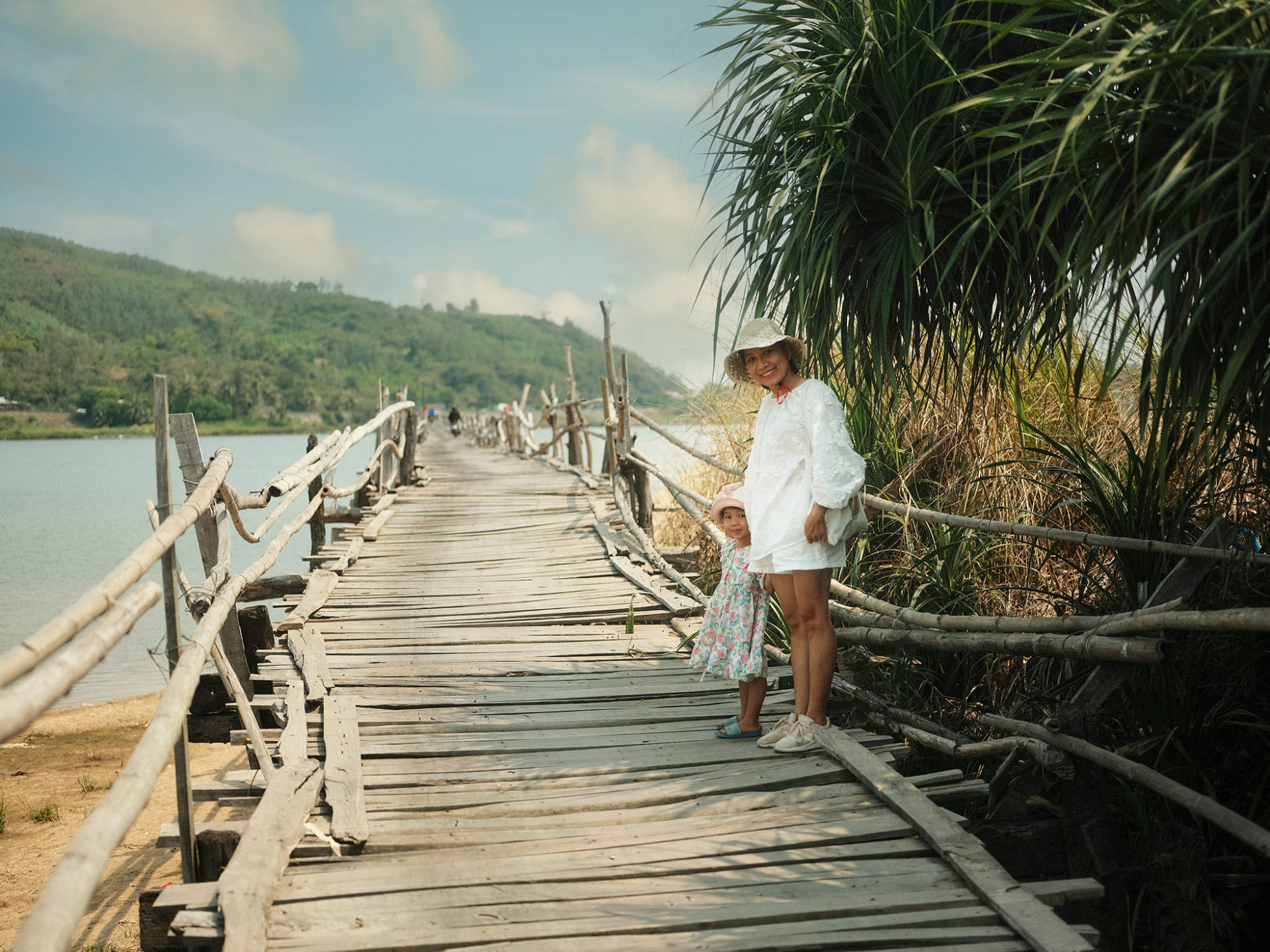 Gia đình tôi đến cầu Ông Cọp vào buổi chiều, trời trong mát. Vì không yên tâm lắm nên gia đình chọn đi bộ trên cầu. Trong lúc di chuyển, cầu rung lắc nhẹ, đôi khi phải dừng lại, nép sát vào thành cầu để xe máy chạy ngang. Cảm giác vừa phiêu lưu, vừa thú vị, anh T.H, du khách đến từ Bà Rịa-Vũng Tàu kể lại chuyến viếng thăm của mình - Ảnh: Tinh Huynh