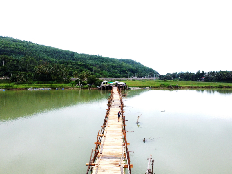 Theo người dân địa phương, tên cầu Ông Cọp gắn với câu chuyện trả ơn của một Ông Cọp Bạch. Truyện như sau: Vào thời xa xưa lắm, có một Ông Cọp Bạch xuống làng, nhờ bà mụ đỡ đẻ cho bà Cọp. Sau khi bà Cọp sinh con xong, ông Cọp đã mang quà đến biếu bà. Sau khi bà mụ mất, mỗi năm đến ngày giỗ bà, Ông Cọp lại đến viếng mộ, mãi đến khi Ông mất. Để tưởng nhớ ông Cọp Bạch, người dân xóm Đồng Đò thời xưa rủ nhau lên núi đào đá, xếp thành miếu ông cọp để tôn thờ. Cây cầu gắn liền với miếu Ông Cọp nên tên cầu ông Cọp cũng từ đó mà ra - Ảnh: Trung Thi