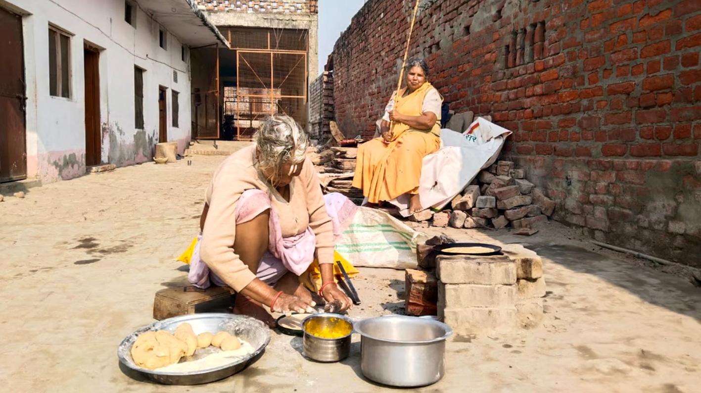 Những phụ nữ lớn tuổi bị người thân bỏ rơi ở thành phố Ayodhya, bang Uttar Pradesh, Ấn Độ phải ăn xin và làm mọi việc để tự lo cho mình - Nguồn ảnh: The Mooknayak