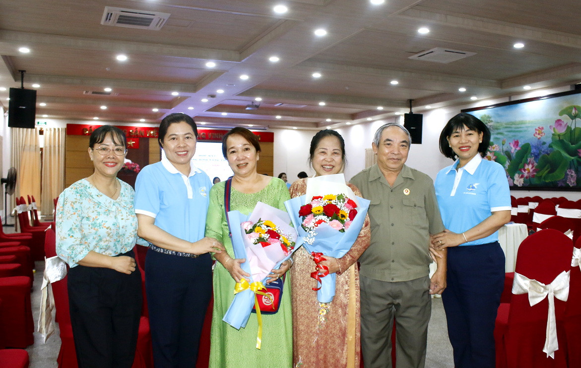 Lãnh đạo Hội LHPN TPHCM thăm hỏi, động viên các dì, các chị là vợ của các thương binh