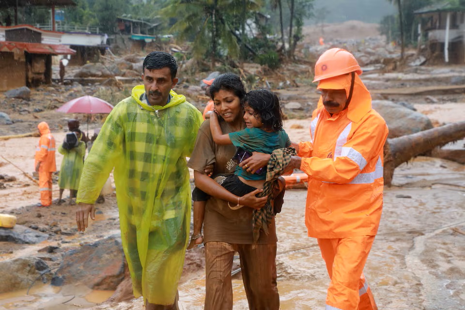 Lực lượng cứu hộ ở huyện Wayanad, bang Kerala, Ấn Độgiúp sơ tán người dân đến nơi an toàn  vào ngày 30/7 - Ảnh: Reuters