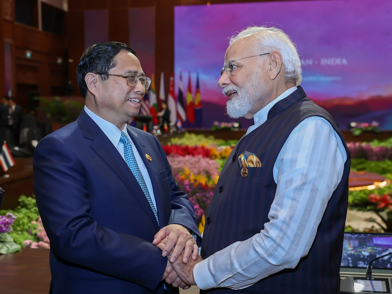 Thủ tướng Phạm Minh Chính và Thủ tướng Narendra Modi tại Hội nghị Cấp cao ASEAN lần thứ 43. Ảnh: VGP