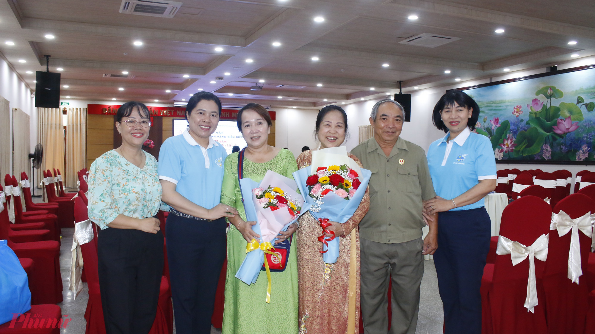  Lãnh đạo Hội LHPN TPHCM hỏi thăm, động viên và chụp ảnh lưu niệm cùng các vợ của thương binh hạng nặng 1 và 2.