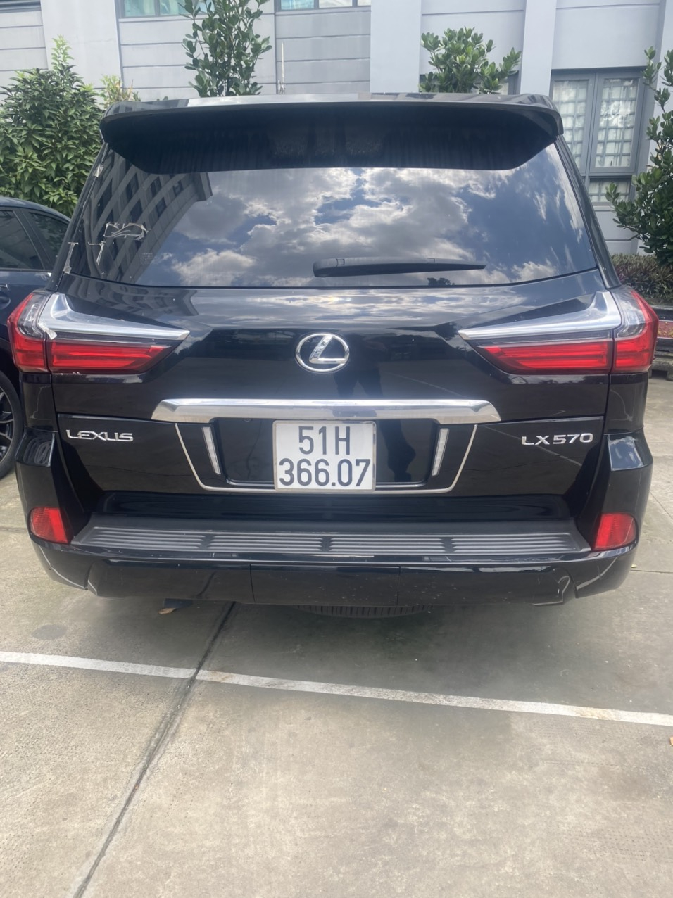 Xe ô tio hiệu Lexus LX570 tại công an.