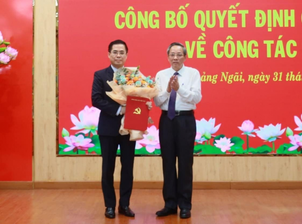 Ông Nguyễn Hoàng Giang nhận quyết định phân công nhiệm vụ của Ban Bí thư