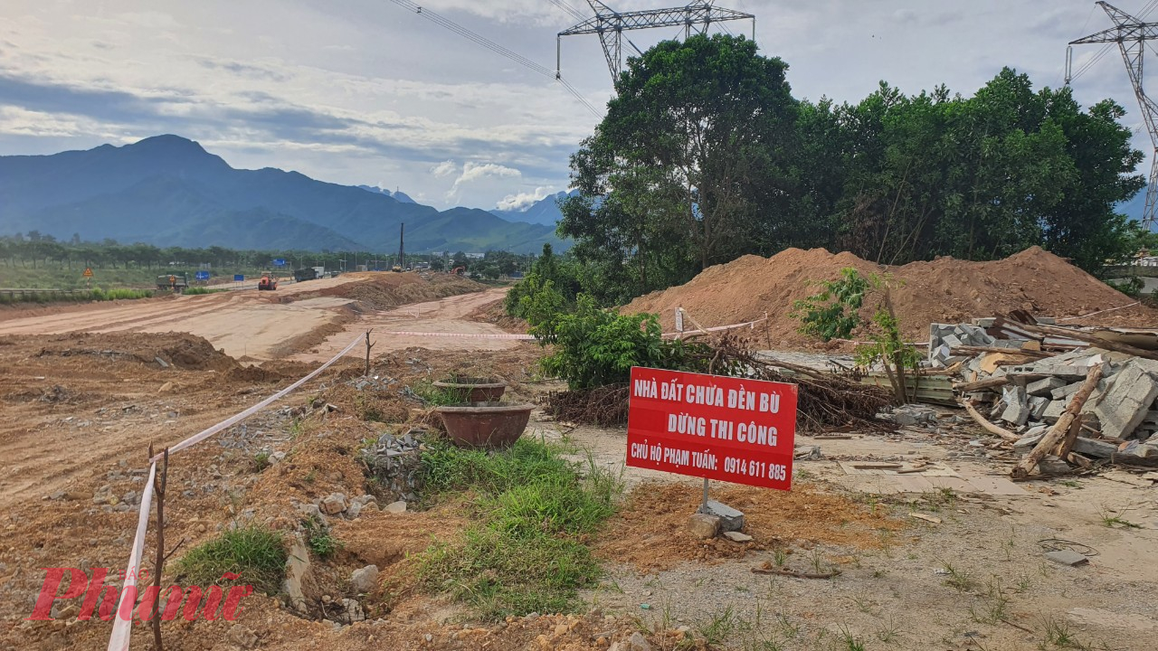 Ông Trần Văn Hiếu – Phó giám đốc Ban Giải phóng mặt bằng huyện Hoà Vang – cho biết: Khối lượng hồ sơ giải toả rất lớn, gần 2.000 hồ sơ, vừa thực hiện dự án Xây dựng đường cao tốc Hoà Liên - Túy Loan (hơn 1.200 hồ sơ) và vừa thực hiện dự án Hoàn thiện tuyến đường gom hai bên cao tốc (hơn 700 hồ sơ). Trong khi đó một hồ sơ giải toả phải lập thủ tục 2 lần do cung cấp thửa đất của 2 dự án hai thời điểm khác nhau. Vì vậy công tác giải phóng mặt bằng gặp rất nhiều khó khăn, vướng mắc trong quá trình thực hiện.