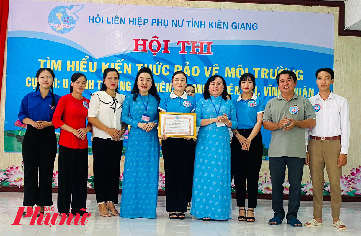 Bà Trần Thu Hồng – Chủ tịch Hội LHPN tỉnh Kiên Giang (thứ 4 từ phải sang) trao giấy chứng nhận đạt giải cho các đội thi