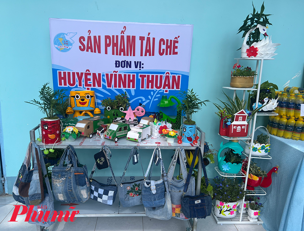 Gian trưng bày sản phẩm tái chế từ rác thải của huyện Vĩnh Thuận