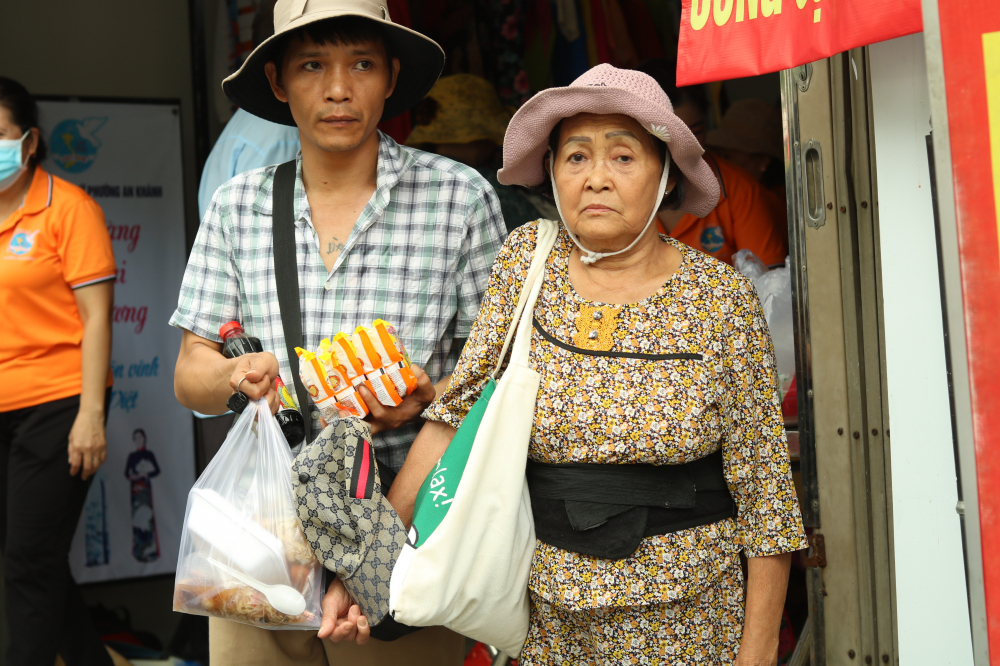 Mẹ con bà Trúc ra về với những phần quà ý nghĩa trên tay.