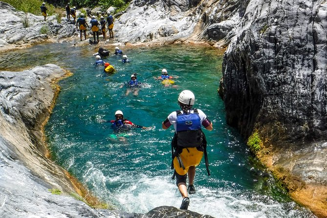 Tận hưởng một ngày đầy cảm giác mạnh ở Matacanes, Mexico—cách Monterrey không xa—với chuyến phiêu lưu mạo hiểm. Bạn có thể thử thách chính mình với những thác nước ghềnh thác, nhảy vách đá và trượt đá trong khi chiêm ngưỡng vẻ đẹp hùng vĩ của khu vực. Bạn cũng có thể đi bộ đường dài, bơi lội và khám phá các hang động theo cách riêng. 