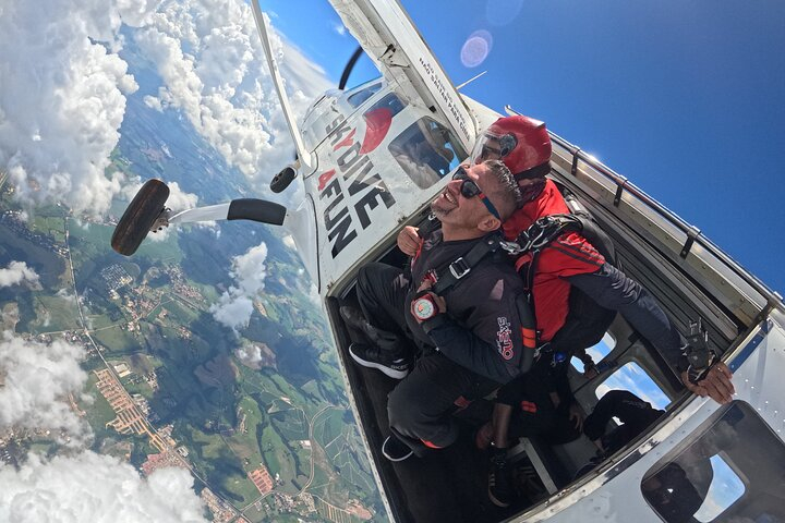 Bay lên bầu trời với Skydive Tandem - São Paulo - Brazil, nơi bạn sẽ được chăm sóc chu đáo với đội ngũ nhân viên thân thiện, chuyên nghiệp và người hướng dẫn đạt tiêu chuẩn cao. Cảm nhận cảm giác phấn khích và tạo nên ký ức không thể nào quên ở phía trên khung cảnh ngoạn mục.