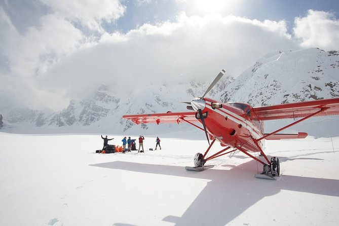 Bay phía trên khung cảnh Alaska trong Chuyến tham quan ngắm cảnh bằng trải nghiệm Denali, khởi hành từ Talkeetna, chiêm ngưỡng phong cảnh ngoạn mục và cơ hội chụp ảnh có một không hai. Một phi công chuyên nghiệp thuật lại hành trình với rất nhiều sự kiện thú vị và đảm bảo rằng bạn có một chuyến đi trơn tru (và an toàn). 