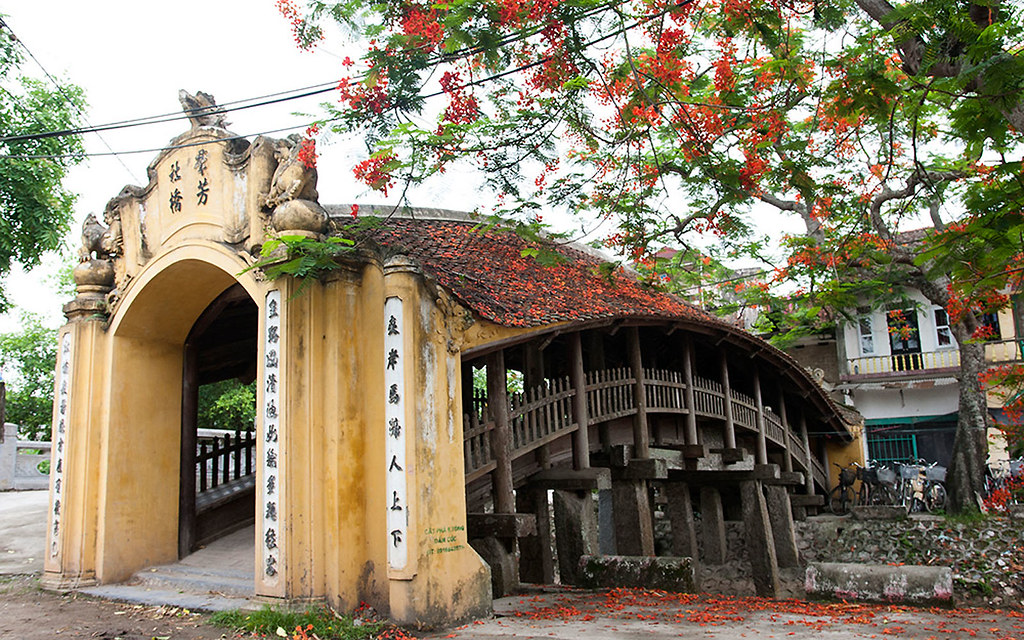 Cầu ngói Chùa LươngCầu Ngói chợ Lương ở xã Hải Anh (huyện Hải Hậu, tỉnh Nam Định) là 1 trong 3 cây cầu ngói cổ đẹp nhất Việt Nam, cùng cầu ngói Thanh Toàn xứ Huế và cầu Chùa biểu tượng phố cổ Hội An.  Không chỉ mang trong mình những giá trị văn hóa tinh thần truyền thống, cầu Ngói chùa Lương còn được biết tới như một cái nôi của cách mạng trong thời kỳ kháng chiến của quân dân Nam Định.   Trải qua hơn 500 năm, cầu Ngói chùa Lương vẫn vẹn nguyên vẻ đẹp cổ kính, mộc mạc mà cuốn hút mọi du khách mỗi khi ghé qua vùng đất ven biển này.  Tận mục cầu Ngói 500 năm tuổi đẹp nhất miền Bắc - Ảnh 1. Cầu Ngói nằm trên con đường dẫn vào chùa, ngay cạnh khu chợ sầm uất có tên là chợ Lương.  Nét đẹp của cây cầu được thể hiện chính trong cái tên của nó.  Một cây cầu với kiến trúc cổ, mái ngói, được xây dựng từ đầu thế kỷ XVI, nằm cạnh ngôi chùa Phúc Lâm, người địa phương gọi là chùa Lương.  Cây cầu bắc ngang sông Trung Giang. Cả khu vực rộng lớn xung quanh cụm di tích cầu Ngói - chùa Lương là không gian chính tổ chức lễ hội truyền thống vào tháng Ba âm lịch hàng năm của địa phương- Ảnh: Manhhai/FLick