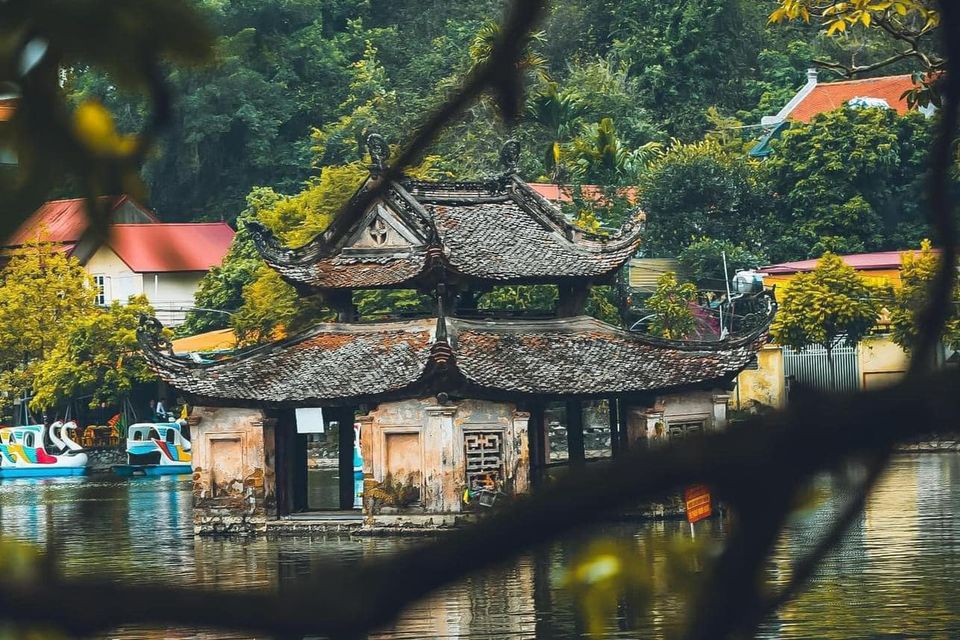 Trong những nét kiến trúc làm nên nét đặc trưng của danh thắng chùa Thầy (xã Sài Sơn, huyện Quốc Oai, Hà Nội), không thể không kể đến hai cây cầu ngói cổ Nhật Tiên và Nguyệt Tiên.    Hai cây cầu này nằm ở hai bên sân trước chùa, trong đó, cầu Nhật Tiên nối chùa với một hòn đảo nhỏ, trên đảo có đền thờ Tam phủ.    Cầu Nguyệt Tiên nối làng xóm với chùa và vào đường lên núi Sài Sơn.    Theo sử sách ghi lại, hai cầu này do “Trạng Bùng” Phùng Khắc Khoan cho xây để cung tiến chùa vào đầu thế kỷ 17, sau chuyến đi sứ nhà Minh.    Tương truyền, Phùng Khắc Khoan đã dùng thuật phong thủy để diễn giải rằng chùa Thầy được xây trên trán rồng, cầu Nhật Tiên và Nguyên Tiên có hình dáng cong cong, chính là cặp mí mắt rồng…