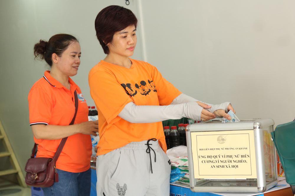 Trong ngày đầu mở cửa, ngoài những bà con nghèo tới nhận cơm, chọn đồ, tại “Cửa hàng yêu thương” phường An Khánh còn có những tấm lòng đến ủng hộ để duy trì mô hình lâu dài. 