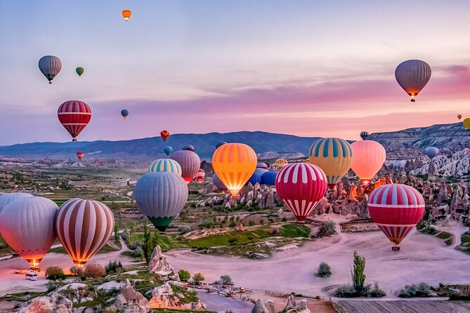 Cappadocia nằm ở miền Trung Thổ Nhĩ Kỳ, là một trong những kỳ quan nổi tiếng, được UNESCO công nhận là di sản thiên nhiên thế giới. Với khung cảnh như một vùng đất trong những câu chuyện cổ tích, mỗi năm có hàng triệu du khách về vùng đất này để bay khinh khí cầu và khám phá cảnh quan thiên nhiên hùng vĩ. Thời gian đẹp nhất để bắt đầu bay là lúc hoàng hôn hay bình minh. Cả khoảnh khắc chuyển giao tuyệt đẹp của đất trời sẽ được du khách thu vào trong tầm mắt 