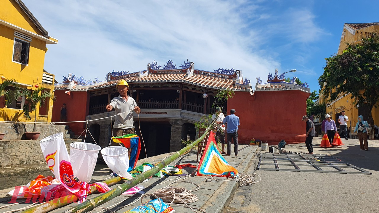 Hai cây nêu cũng đã được thi công trong ngày 1/8 để dựng lên phía trước Chùa Cầu, khu vực sẽ tổ chức lễ khánh thành.