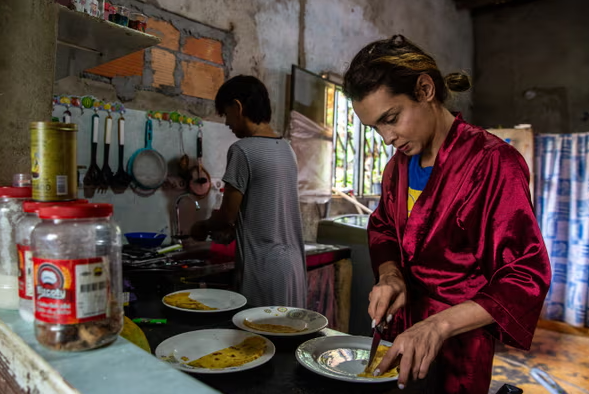 Danna Cuellar, bên phải, và Catalina González đã sống chung với nhau kể từ khi González trở về từ Medellín, nơi cô chuyển giới. González cảm thấy không thể tiết lộ danh tính của mình tại nhà gia đình cô