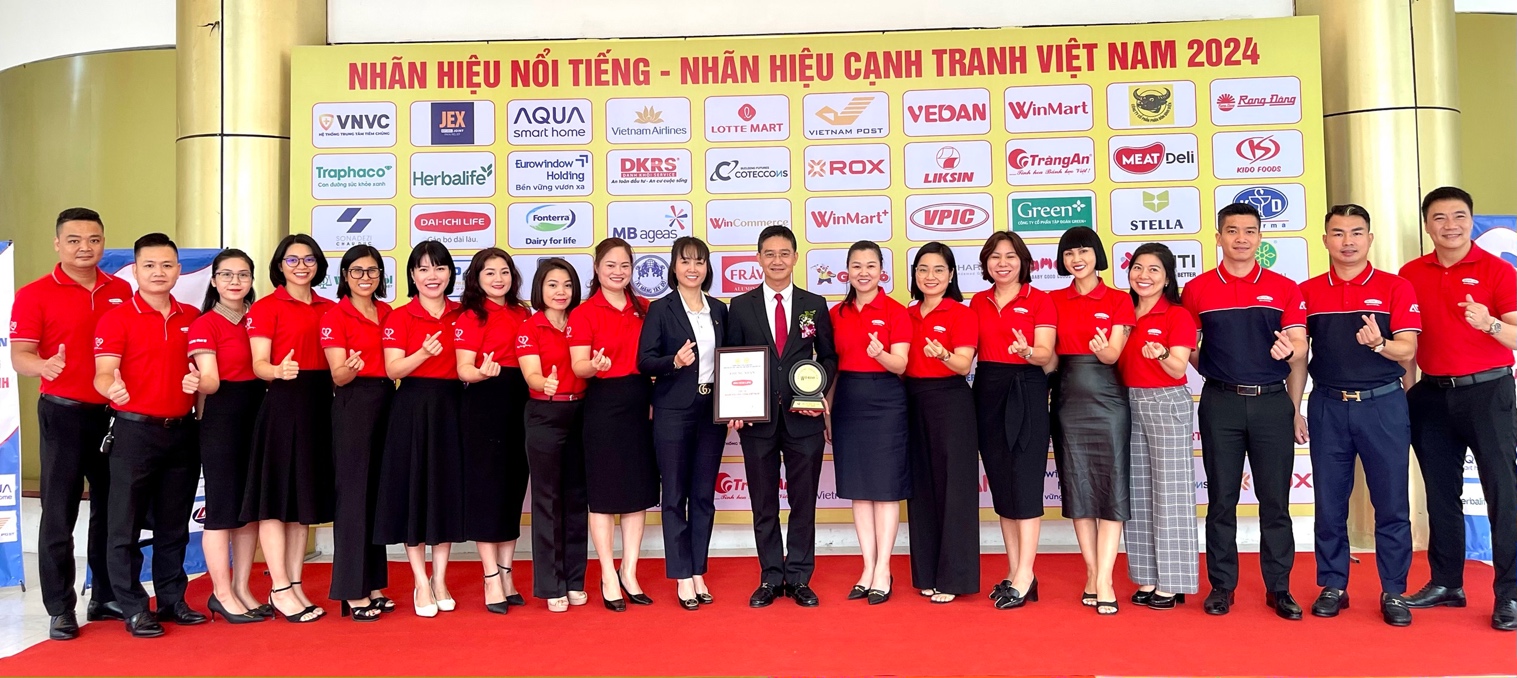 Các thành viên Dai-ichi Life Việt Nam tại Lễ trao giải “Top 10 Nhãn hiệu nổi tiếng Việt Nam 2024” - Ảnh: Dai-ichi Life Việt Nam