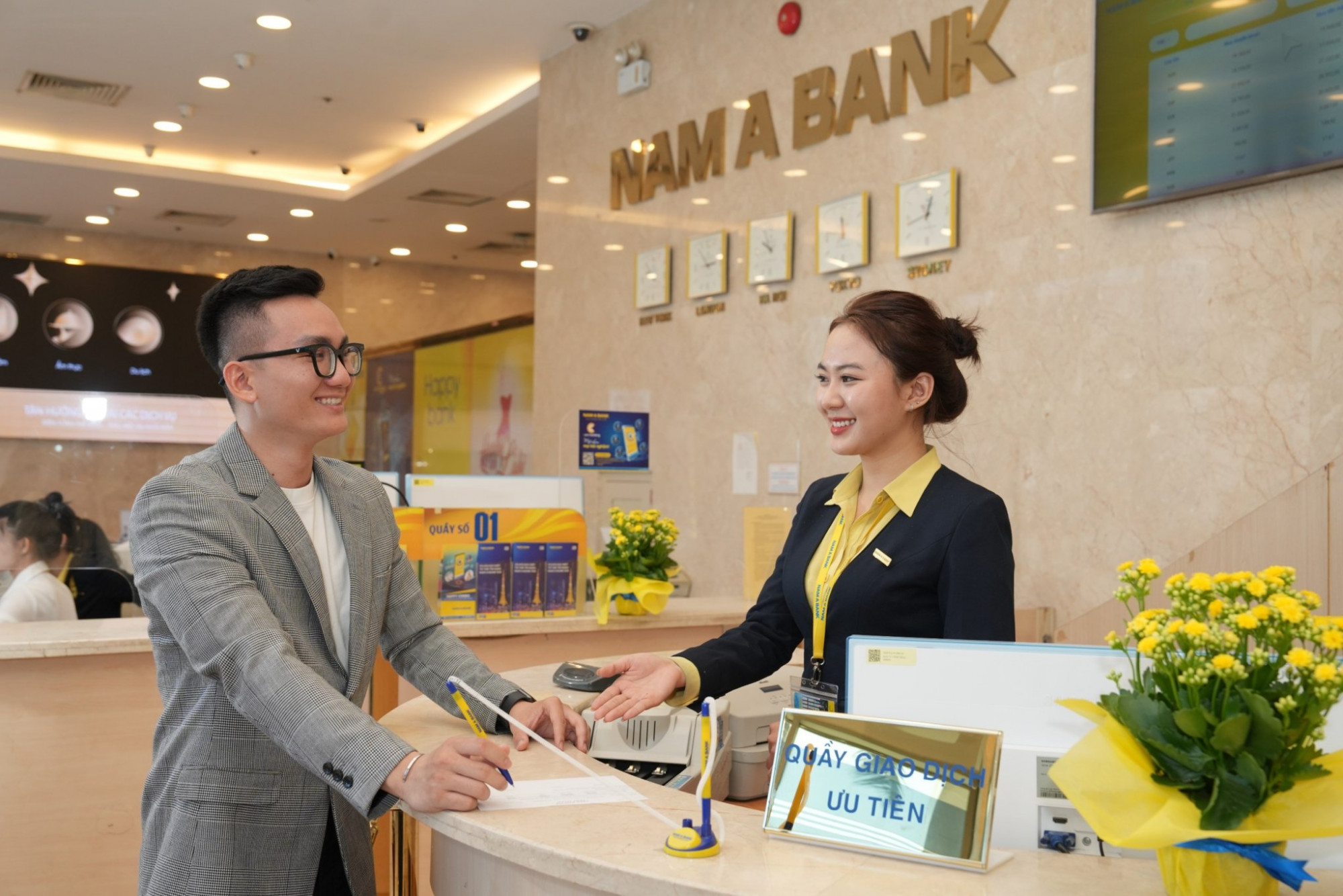 Khách hàng giao dịch tại Nam A Bank - Ảnh: Nam A Bank