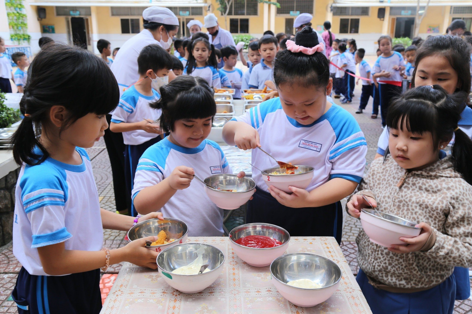 Học sinh TP.HCM trong một giờ ăn bán trú