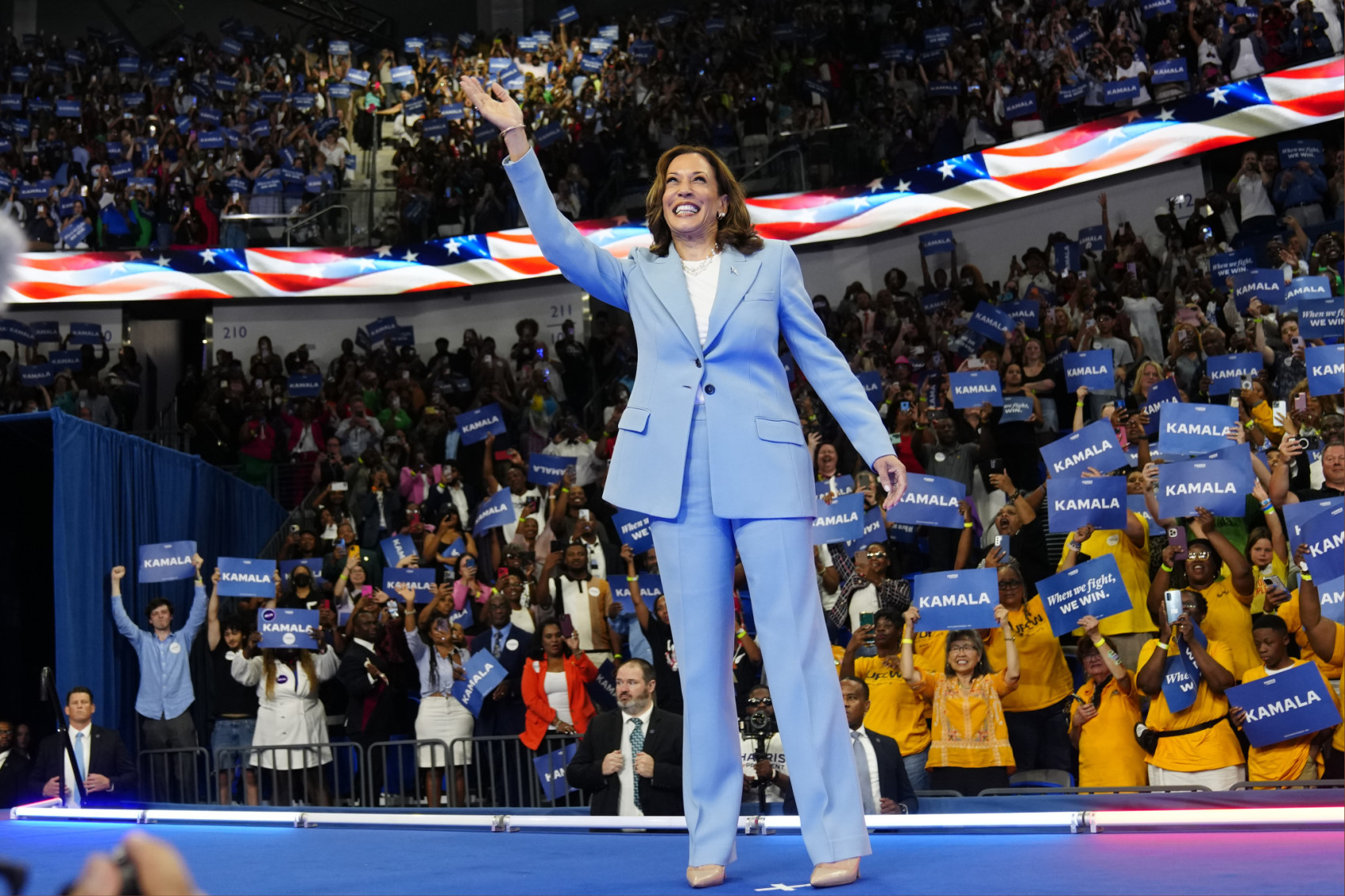 Phó Tổng thống Kamala Harris vẫy tay chào trong một cuộc vận động tranh cử, tại Atlanta, ngày 30/7 - Ảnh: AP