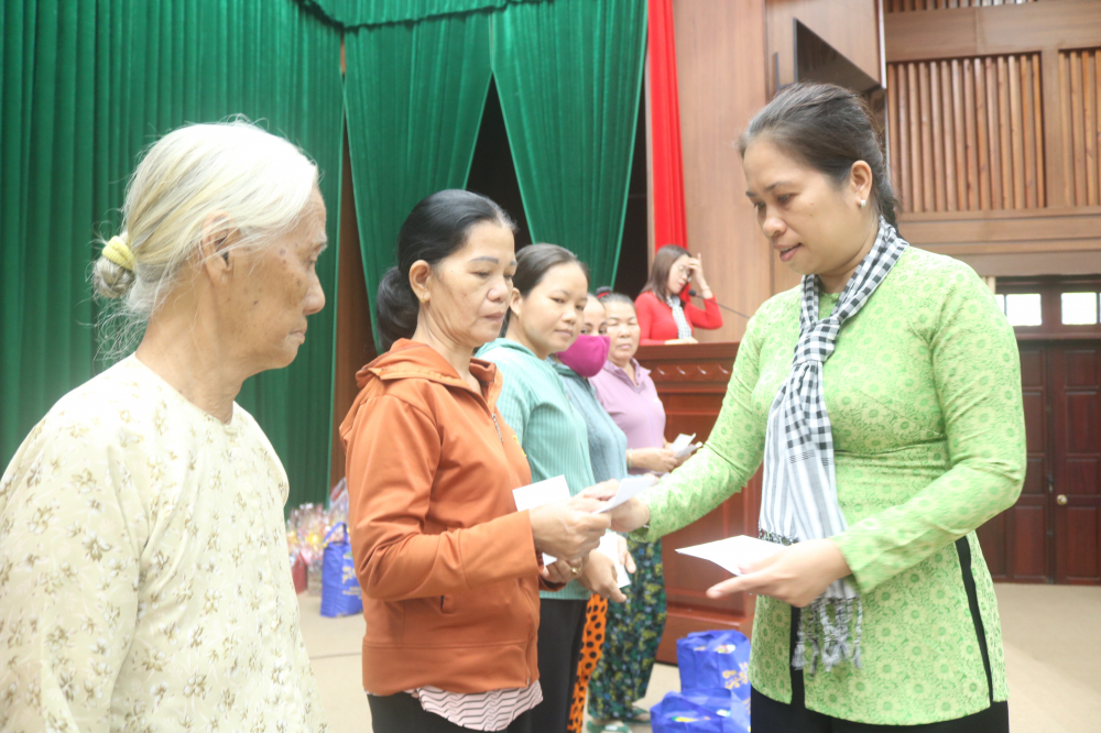 Bà Nguyễn Thị Bé Hai – Trưởng ban Tuyên giáo Quận uỷ, Chủ nhiệm câu lạc bộ Cán bộ nữ quận Bình Tân – trao quà tri ân các cô chú đại diện gia đình chính sách ở huyện Đất Đỏ.