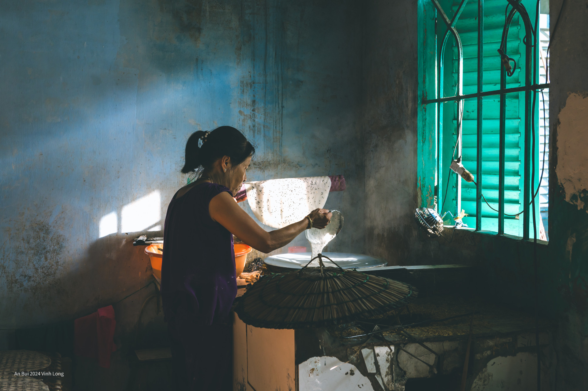 Gần 100 năm qua, làng nghề bánh tráng cù lao Mây (huyện Trà Ôn, tỉnh Vĩnh Long) vẫn đều đặn cho ra những sản phẩm đặc sắc phục vụ người dân trong và ngoài tỉnh. 