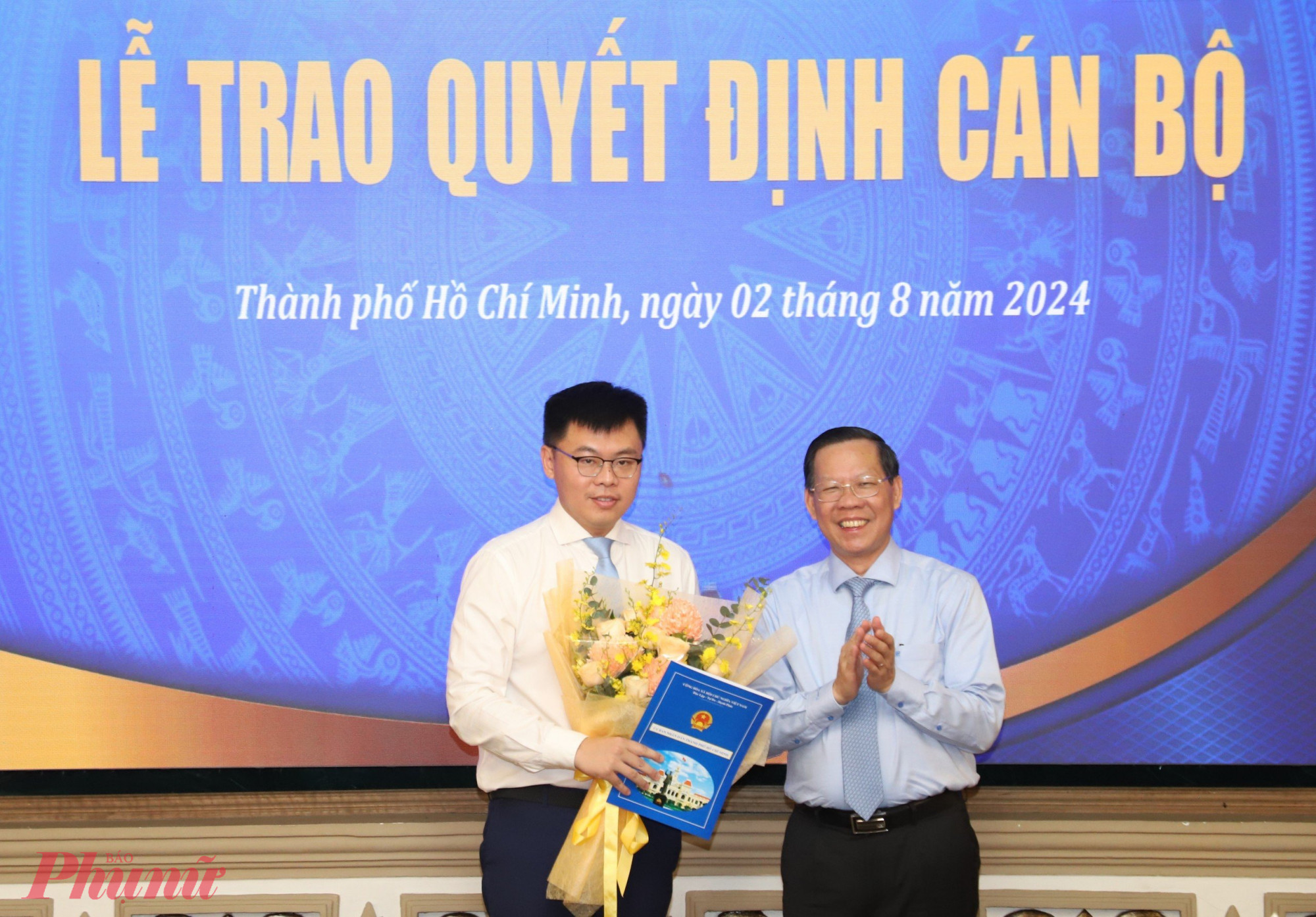 Chủ tịch UBND TPHCM Phan Văn Mãi (bìa phải) trao quyết định bổ nhiệm cho ông Trương Minh Huy Vũ - Ảnh: Khuê Lâm 