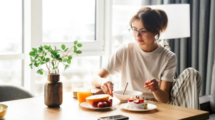 Những thực phẩm có chứa nhiều beta-carotene như khoai lang, cà rốt, rau bina và cải xoăn đều được chuyển hoá thành vitamin A và nuôi dưỡng mái tóc từ sâu bên trong. Do đó, bạn nên bổ sung các thực phẩm giàu beta-carotene vào chế độ ăn hàng ngày để tận dụng tối đa lợi ích của vitamin A cho mái tóc.