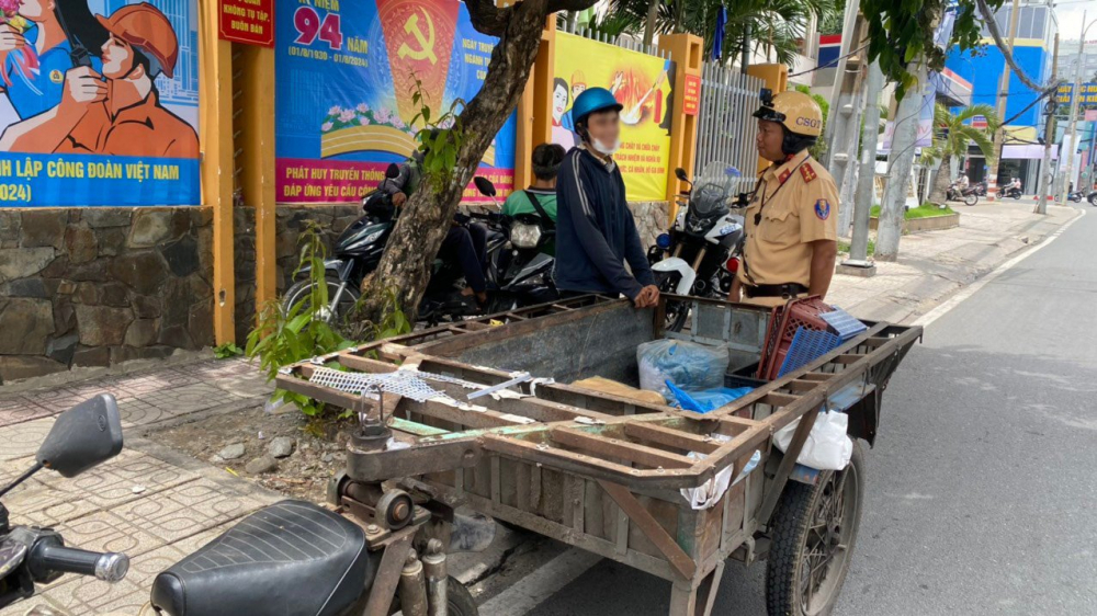 CSGT TPHCM phát hiện và tạm giữ hàng trăm xe ba, bốn bánh tự chế lưu thông trên đường phố.