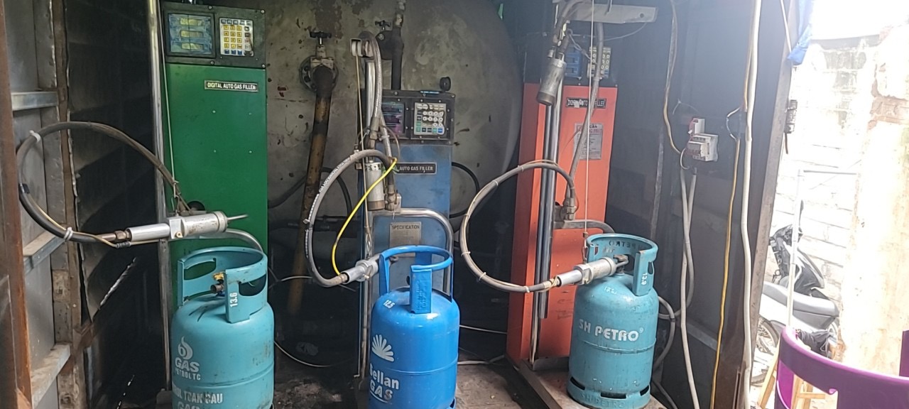 Tại thời điểm kiểm tra cơ sở đang thực hiện sản chiết nạp khí LPG vào bình - Ảnh: Cục QLTT Hà Nội